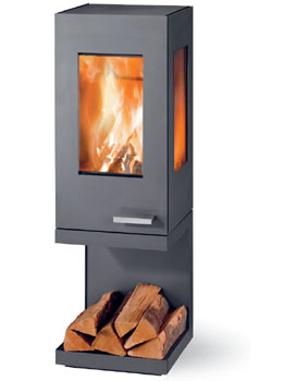 stufe a legna skantherm Pico, stufa di qualità in acciaio color grigio antracite. maniglia cromata. design atemporale. vetro su 3 lati. Arredamento moderno. tavolo e panca in legna. parete marrone